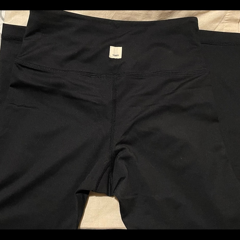 Black Vuori Capri Leggings